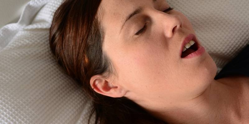 Храп во сне у женщин: причины и лечение
